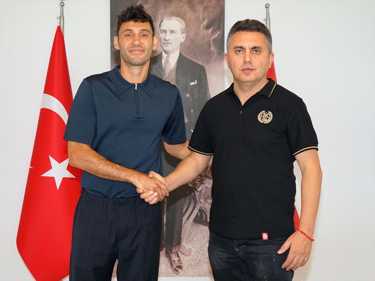 Antalyaspor'da Kaptan Veysel Sarı ile Bir Yıl Daha: Liderlik ve Kulübe Bağlılığın Simgesi