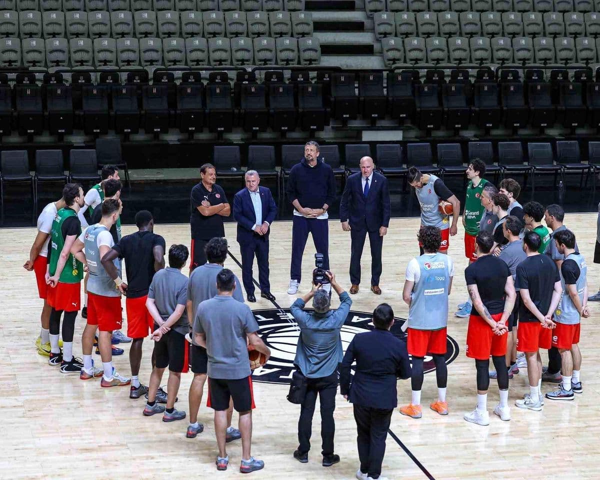 Bakan Bak'tan A Milli Basketbol Takımı'na Dünya Kupası Hazırlıkları Kapsamında Destek Ziyareti