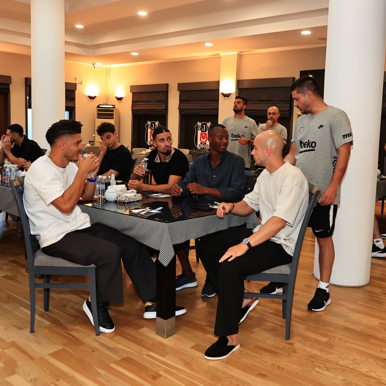 Beşiktaş Futbol Takımı'ndan Yeni Sezon Öncesi Birlik Yemeği: Hazırlıklara Moral Katkısı