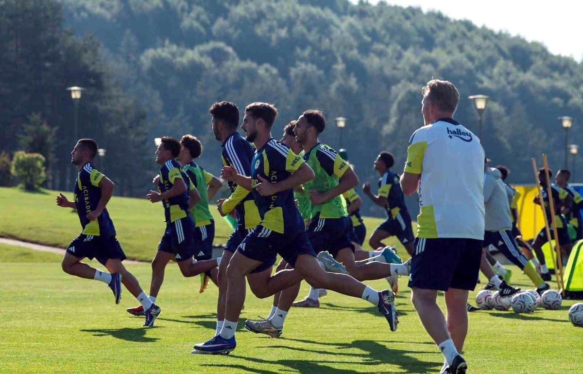 Fenerbahçe, Topuk Yaylası Kampında Yeni Sezon Ritmini Yakalıyor: İsmail Kartal İdaresinde Yoğun Antrenmanlar