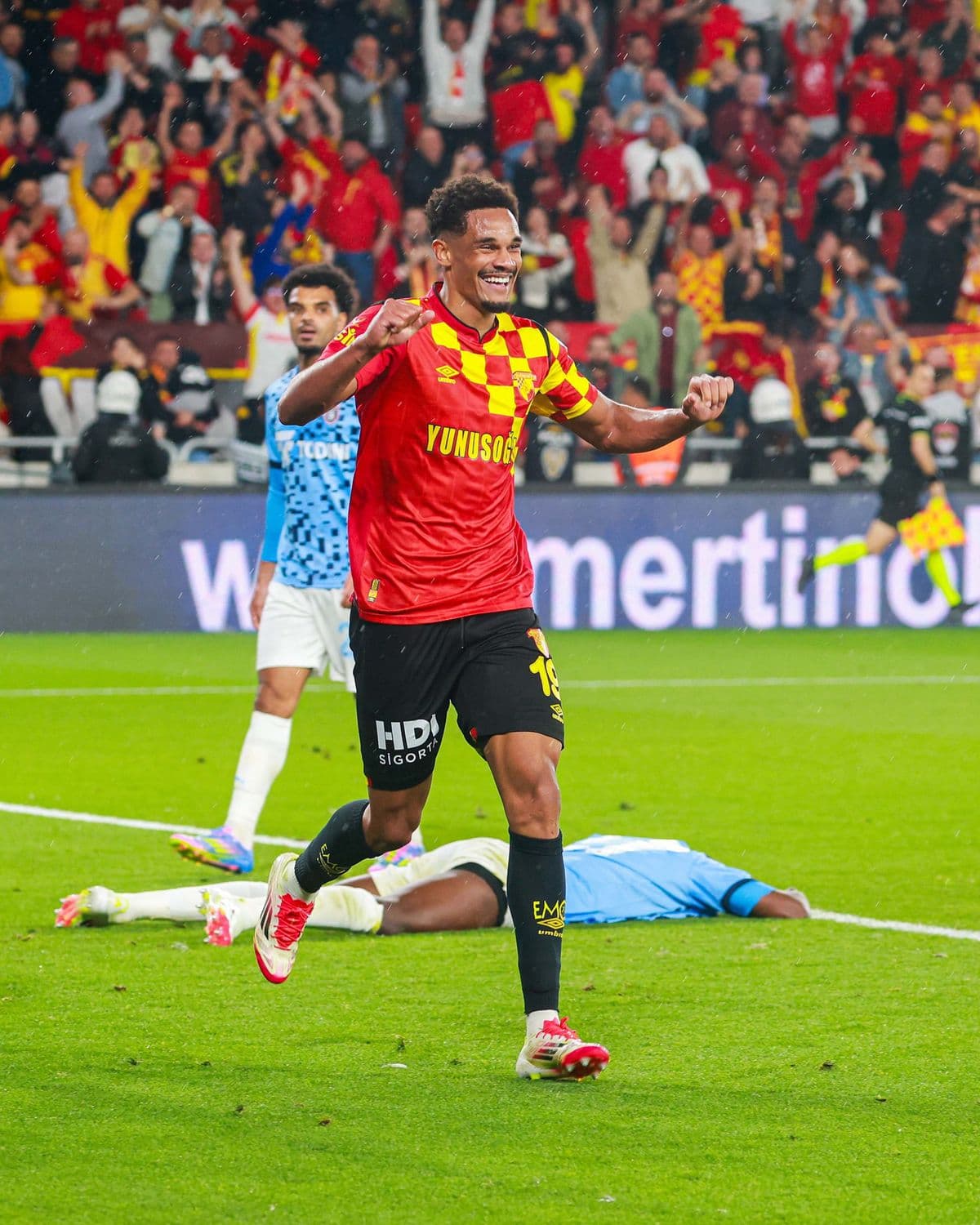 Göztepe, Eski Yıldızı Emersonn'un Muhtemel Transferinden Önemli Gelir Beklentisiyle Gündemde