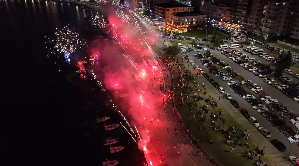 Samsunspor'un 61. Yıl Dönümü Kurupelit Yat Limanı'nda Meşalelerle Kutlandı: Taraftar Coşkusu Dorukta