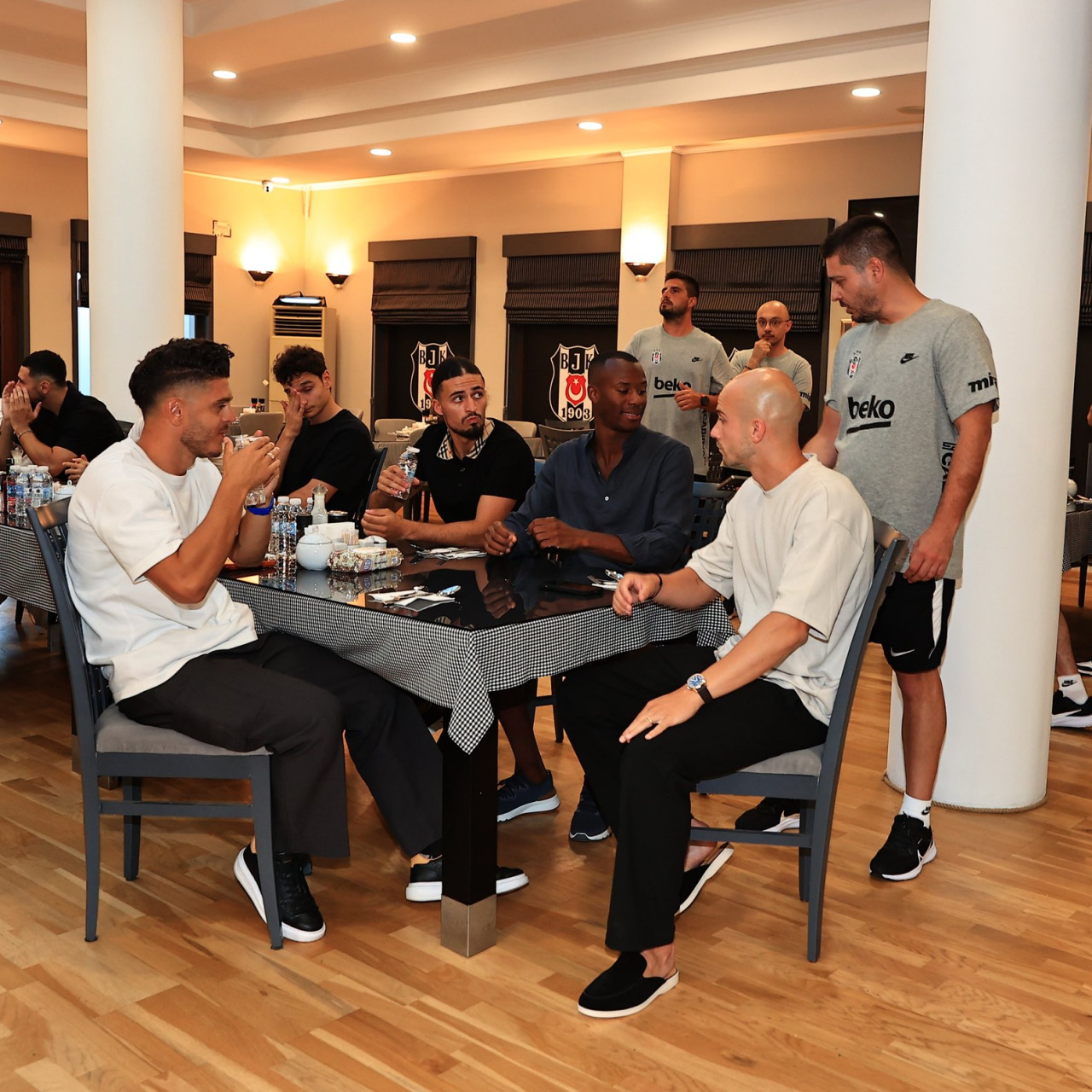 Beşiktaş Futbol Takımı'ndan Yeni Sezon Öncesi Birlik Yemeği: Hazırlıklara Moral Katkısı