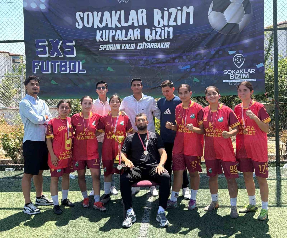 Cizre Spor Kadın Futbol Takımı 'Sokaklar Bizim' Turnuvasında Bölge Şampiyonu Oldu